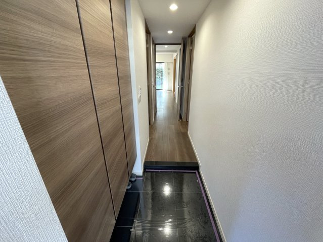 地に足の着いた生活もワルクナイ！１階の概念変わる【レーベン横濱テラス】リフォームの玄関|収納もある玄関です