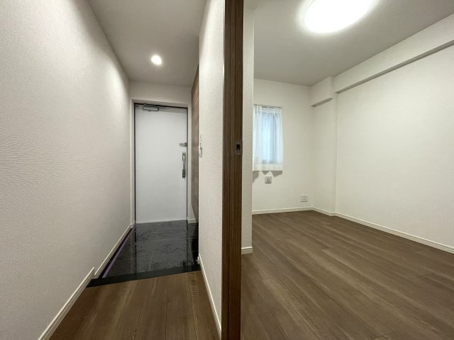 地に足の着いた生活もワルクナイ！１階の概念変わる【レーベン横濱テラス】リフォームの玄関|明るい玄関です