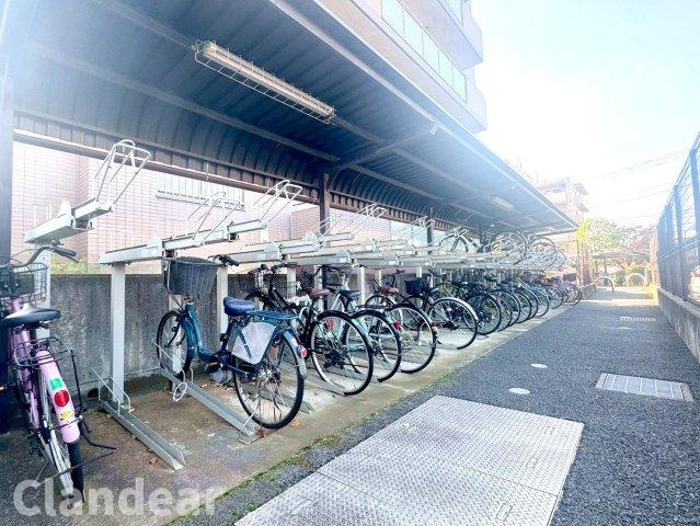 新松戸ガーデニアの駐輪場|ドキドキの新生活も、安心してスタート。ぴったりの住まいを見つけませんか？クランディアが一緒に住まい選びをサポートします‼　まずは、お気軽にお問合せください　＃クランディア