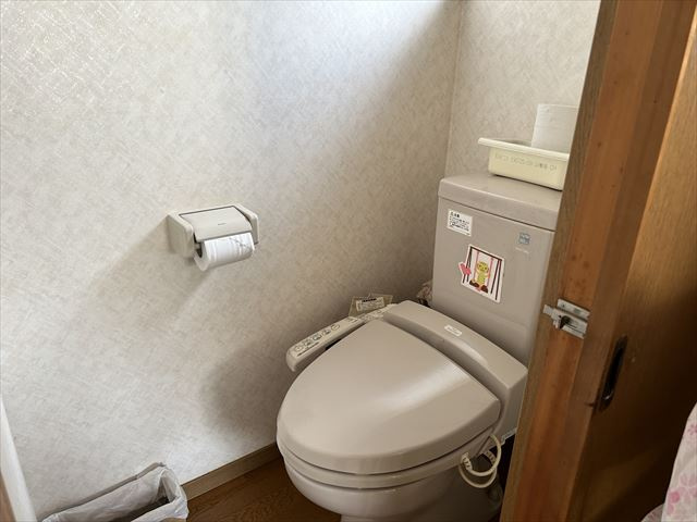 薪ストーブのある店舗付き住宅のトイレ|住居スペースのトイレ