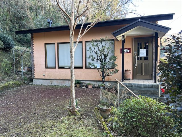 薪ストーブのある店舗付き住宅の外観|駐車場から数段上がります