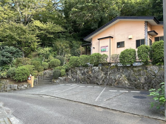 薪ストーブのある店舗付き住宅の駐車場|3台分あり