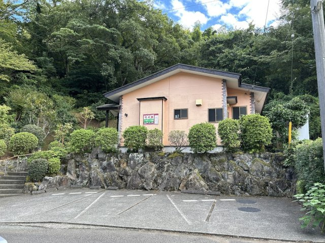 薪ストーブのある店舗付き住宅の外観