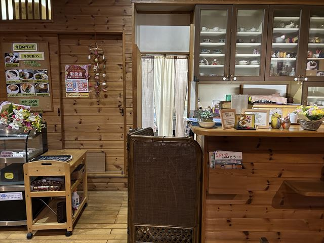 薪ストーブのある店舗付き住宅のその他|店舗と厨房が繋がる部分