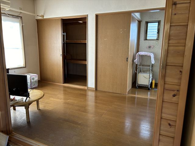 薪ストーブのある店舗付き住宅の洋室|収納付きの洋室