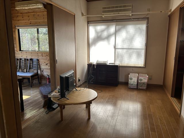 薪ストーブのある店舗付き住宅の洋室|店舗にも繋がっています