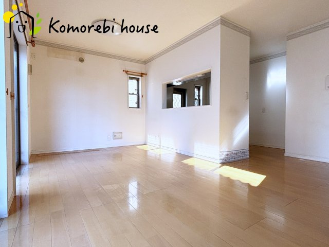 伊奈町西小針一丁目　中古一戸建ての居間・リビング|16.75帖のLDKは大きな窓があるので明るいです