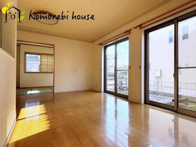 伊奈町西小針一丁目　中古一戸建ての居間・リビング|電気式床暖房完備で冬もぽかぽかです