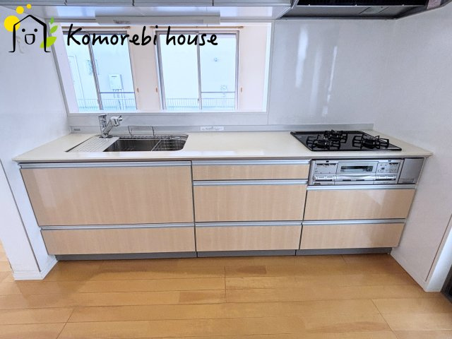 伊奈町西小針一丁目　中古一戸建てのキッチン|とても広々しているキッチンです