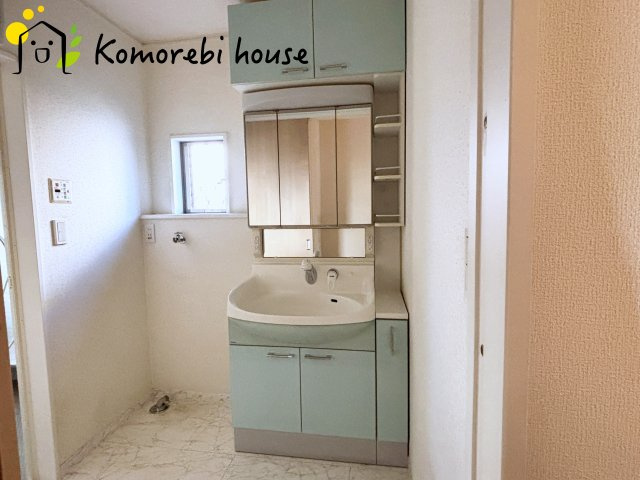 伊奈町西小針一丁目　中古一戸建ての独立洗面台|優しい水色を基調とした独立洗面台です