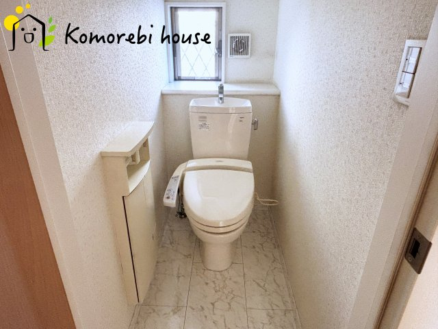 伊奈町西小針一丁目　中古一戸建てのトイレ|窓がついているトイレです