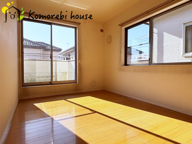 伊奈町西小針一丁目　中古一戸建ての寝室|2面採光の洋室は寝室におすすめです