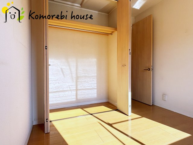 伊奈町西小針一丁目　中古一戸建ての洋室|4.58帖のお部屋ですが大きなクローゼットがあるので広く感じられます