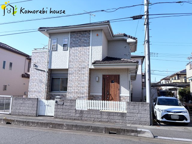 伊奈町西小針一丁目　中古一戸建ての外観|ブラウンのドアが差し色になっていておしゃれな外観です