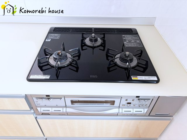 伊奈町西小針一丁目　中古一戸建てのキッチン|3口コンロです