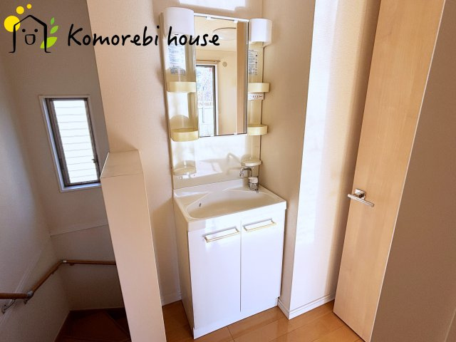 伊奈町西小針一丁目　中古一戸建ての独立洗面台|2階にも独立洗面台があります
