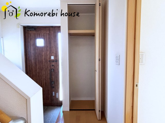 伊奈町西小針一丁目　中古一戸建ての収納|玄関横の収納にはアウターをしまっておくのに便利です