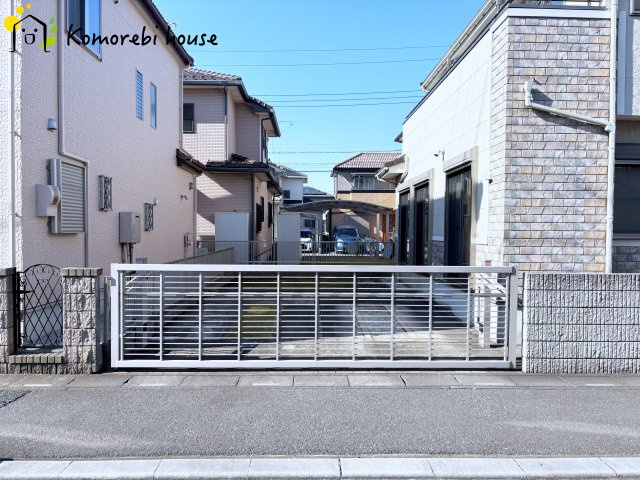 伊奈町西小針一丁目　中古一戸建ての駐車場|並列2台駐車可能なカーゲート付き駐車場です