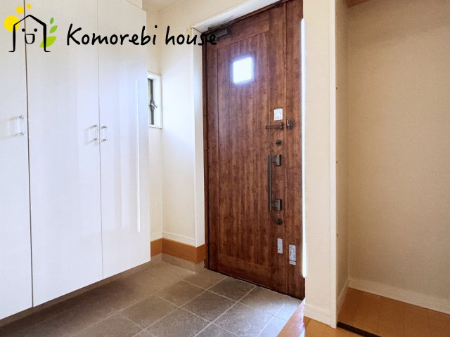 伊奈町西小針一丁目　中古一戸建ての玄関|ブラウンの玄関ドアは重厚感があります