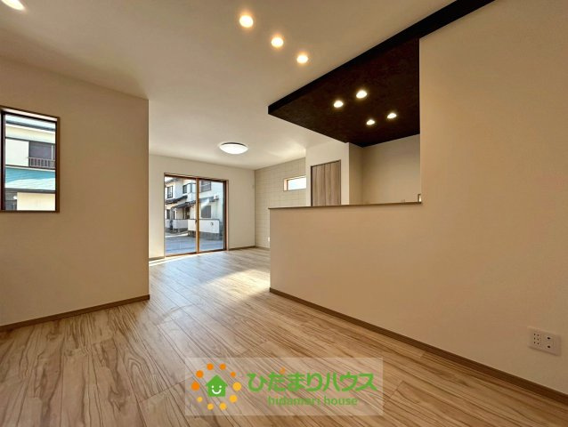 ワイウッドコート幸手市中第1期　新築一戸建て　01　の居間・リビング|南向きなので日当たりが良いです！