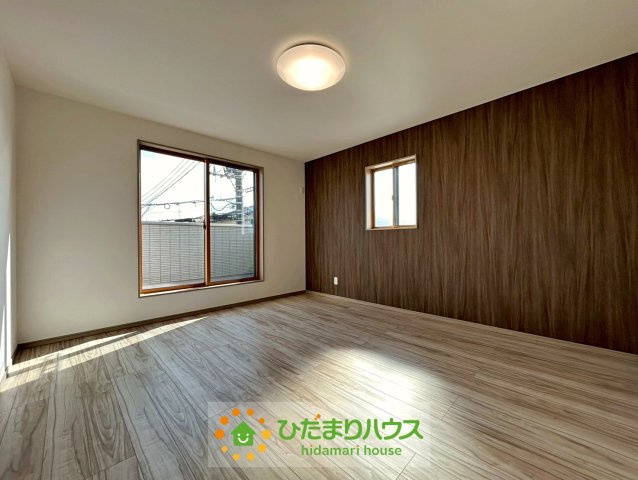 ワイウッドコート幸手市中第1期　新築一戸建て　01　の寝室|ダークブラウンのアクセントクロス効果で、雰囲気がかなり変わりますね！