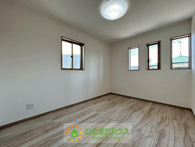 ワイウッドコート幸手市中第1期　新築一戸建て　01　の子供部屋|窓が多く、光がたくさん取り込めます！
