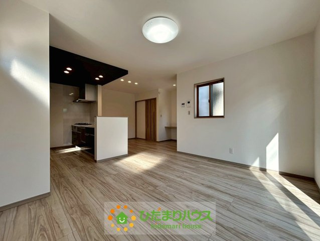 ワイウッドコート幸手市中第1期　新築一戸建て　01　の居間・リビング|カウンターがリビングにあるので、お子様の勉強スペースにぴったりです！