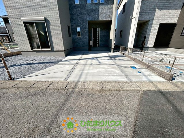 ワイウッドコート幸手市中第1期　新築一戸建て　01　の駐車場|並列駐車が可能です！