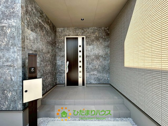 ワイウッドコート幸手市中第1期　新築一戸建て　01　の玄関|広々とした玄関ポーチなので、雨の日でも濡れることなく室内に入れます！
