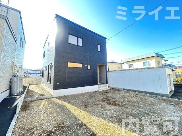 【新築戸建】札幌市南区川沿11条1丁目2棟の外観|※駐車場部分はアスファルト舗装後のお引渡しとなります。