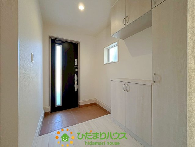 久喜栗原第2　新築一戸建て　07　リーブルガーデンの玄関|明るい玄関１１