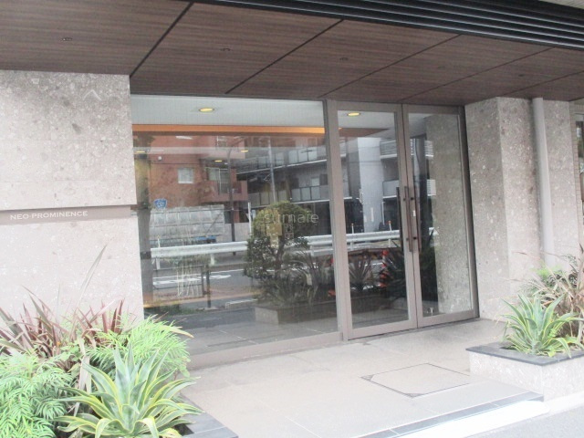 ネオ・プロミネンスのエントランス|建物入口です☆