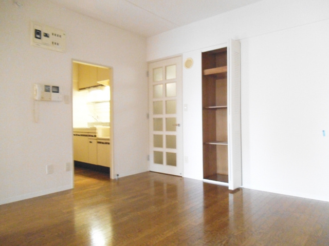 ネオ・プロミネンスの居間・リビング|キッチン横のリビングです。