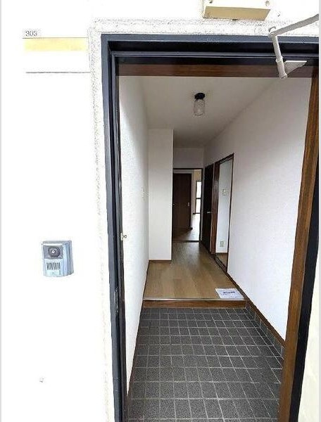 アン・プルールの玄関