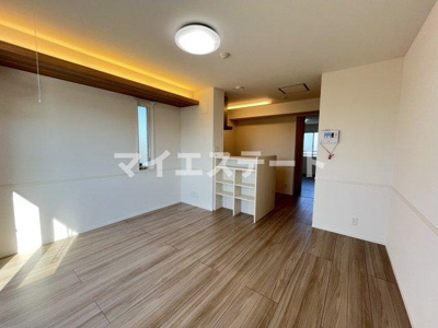 【居間・リビング】 | グランツェーレ八代  | 同型・現況優先（写真は303号室）