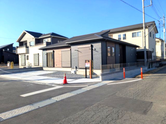 ブルーミングガーデン　箕郷町上芝の前面道路含む現地写真