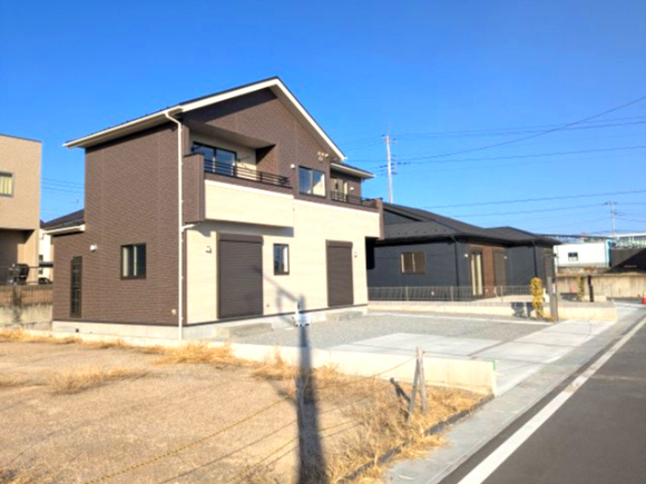 ブルーミングガーデン　箕郷町上芝の前面道路含む現地写真