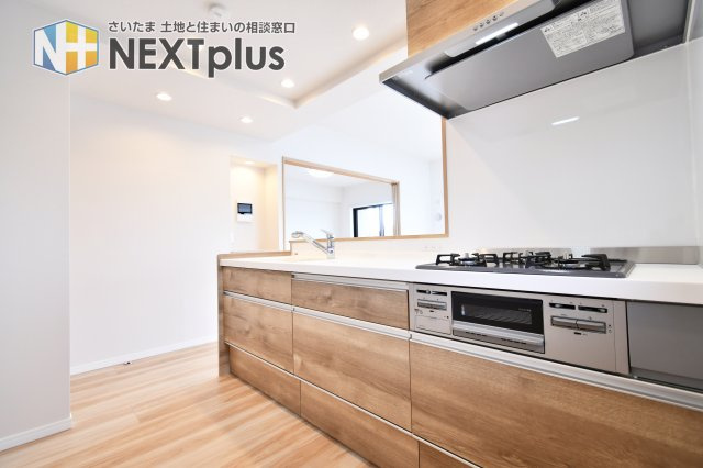 サンライフ東浦和のキッチン|奥行きも横幅も広さがありますので、2人でお料理しても動きやすいゆったり空間です！カウンターキッチンはお料理をしながら家族の様子が見え、会話も弾むので人気な設備となっております！