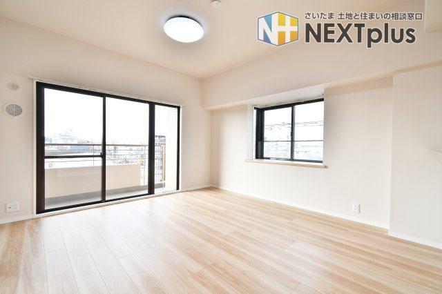 サンライフ東浦和の居間・リビング|LDK12.3帖：リビングは窓が多く部屋の隅々まで陽が射し込みます！マンションでの二面採光は角部屋ならではのPOINT！キッチン含め3つ窓がありますので陽当たり・通風良好なリビングです◎