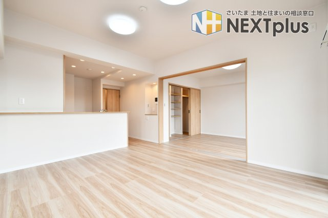 サンライフ東浦和の居間・リビング|LDK12.3帖：ダイニングテーブルはもちろん、ソファーやテレビを置いても余裕があります！家族全員でくつろいだり、親族や友人を招いてホームパーティーをしても楽しそうですね！