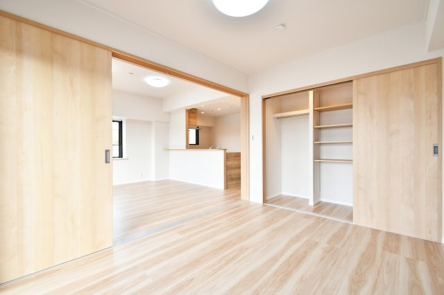 サンライフ東浦和の洋室|洋室①6.0帖：リビング横の洋室です。扉の先には家族のいるリビングがありますので、お子様の初めての一人部屋にもおすすめです。家族の声を聴いて眠れるので安心できるお部屋です。