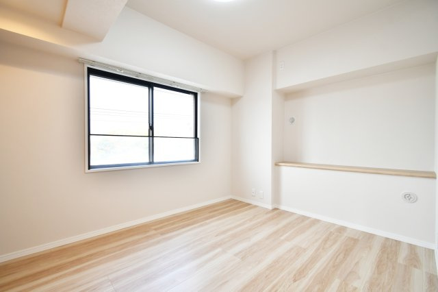 サンライフ東浦和の洋室|洋室②5.9帖：北東向きの洋室ですので、朝は気持ちの良い朝陽で目覚める事ができます！クローゼットも備わっております。ダブルベッドも置く事ができる広さですので、主寝室におすすめです！