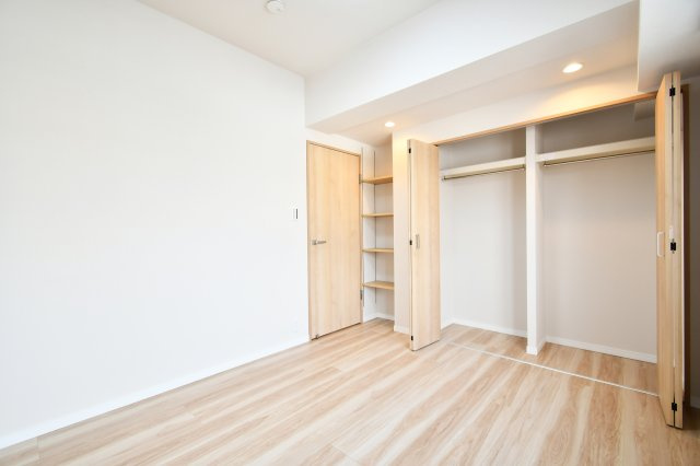 サンライフ東浦和の洋室|洋室②5.9帖：クローゼットは各部屋に備わっておりますので、家族それぞれで洋服収納をすることも可能です。また、上下セパレートになっているため衣替えもしやすく、ハンガーパイプで家事時短にも◎！