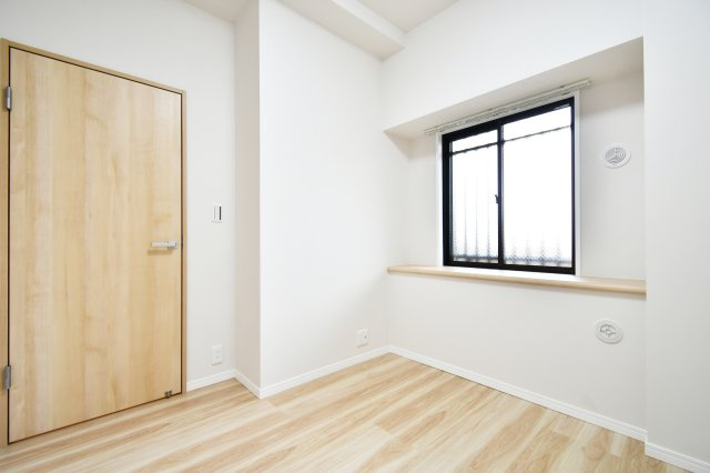 サンライフ東浦和の洋室|洋室③4.0帖：白基調な洋室ですのでより空間を広く感じさせます。梁などデッドスペースになるものが室内にないため、家具のレイアウトもしやすいお部屋になっております！