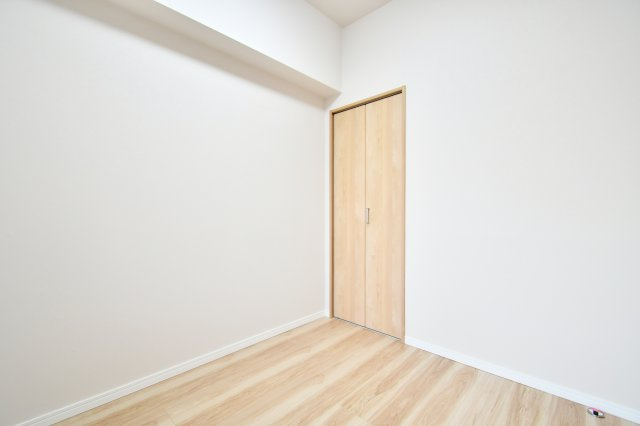 サンライフ東浦和の洋室|洋室③4.0帖：クローゼットは上下セパレート・ハンガーパイプ付きです！上には季節物や思い出など毎日手に取らないものを収納、下にはハンガーパイプへコートや洋服など…かける収納もできます！