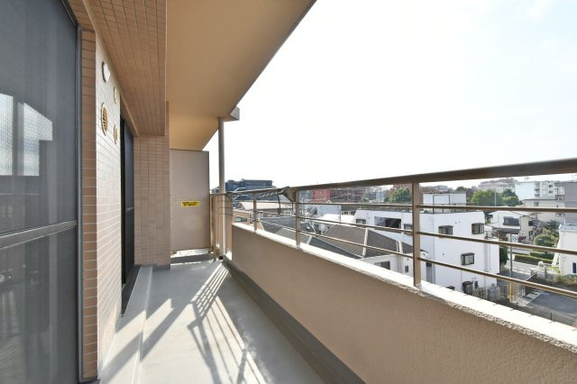 サンライフ東浦和のバルコニー|難しいイメージの住宅ローンは経験スタッフが丁寧にお手伝いしますのでご安心下さい。「家を買って終わり」ではなく、「買ってからがスタート」と考え、一人ひとりにあった資金計画やプランをご提案致します！