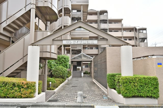 サンライフ東浦和のエントランス|当社はポータルサイト掲載物件、他社様掲載物件なども含めて複数物件をまとめてご案内可能です！気になる物件はいくつでもご気軽にお申し付けください。皆様のご連絡心よりお待ちしております。