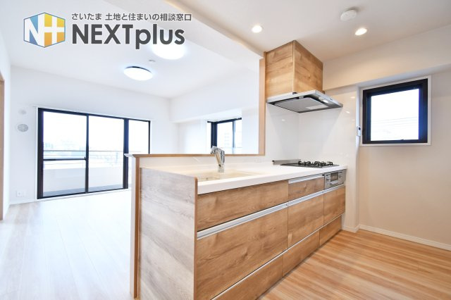 サンライフ東浦和のキッチン|キッチンにも小窓がついている為、手元を照らしてくれます！お料理中やお片付け中も家族との会話を楽しんだり、お子様の様子を見ながら作業することが出来るため安心です！木目調で統一されたおしゃれなキッチン◎