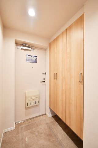 サンライフ東浦和の玄関|トールサイズのシューズボックスですので、ご家族分の靴がしっかり収納する事ができます！ブーツや長靴などの季節ものや、高さのあるヒールなどもまとめて収納できるのが嬉しいポイントです。