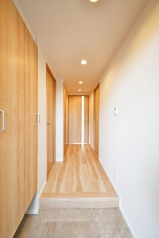 サンライフ東浦和の玄関|木目基調とした玄関。明るく広く見せる工夫が施されております！センサーライトになっておりますので、電気の消し忘れもない＆帰宅時も明るい玄関でお出迎えしてくれる家族想いな玄関です。